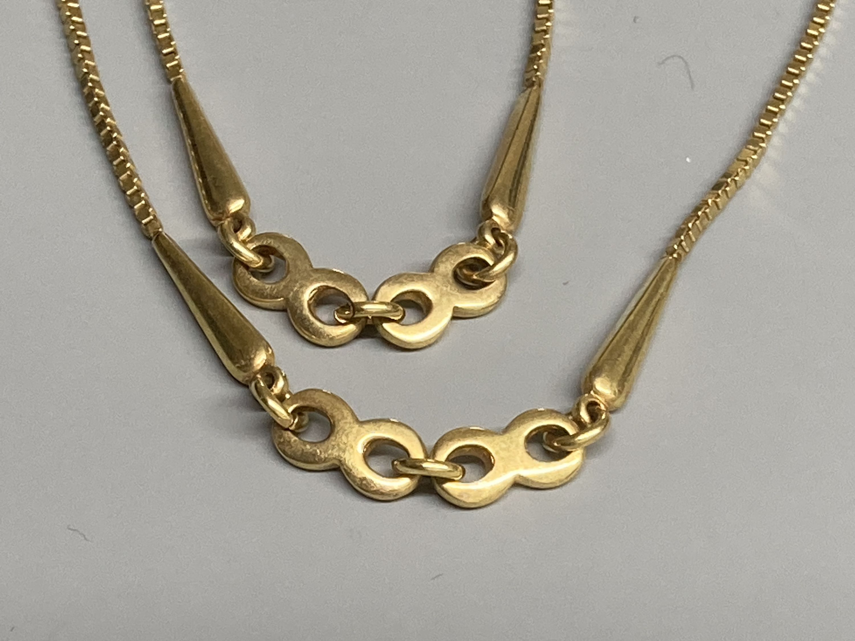 A modern 9ct gold fine link chain with intermittent circular and teardrop shaped links, 78cm